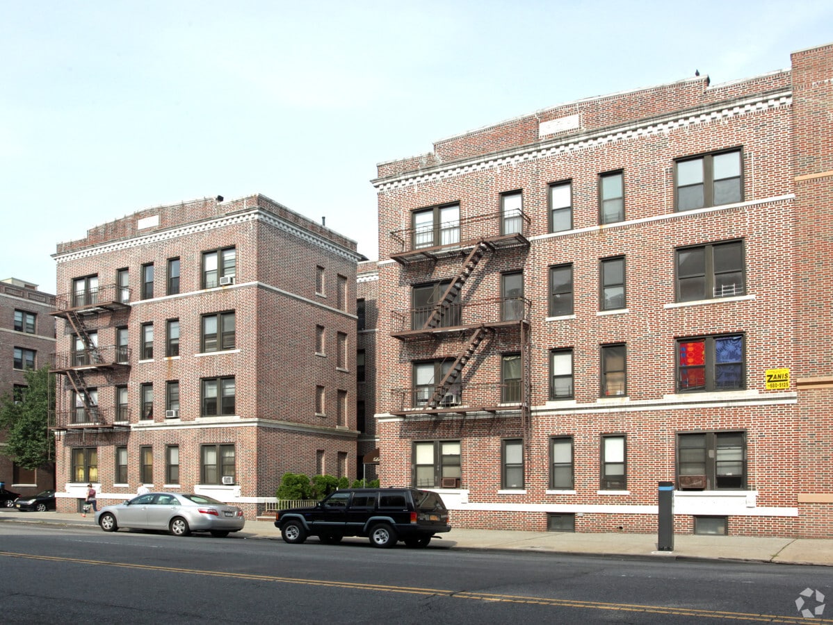 Lucretia Plaza - Lucretia Plaza Apartments