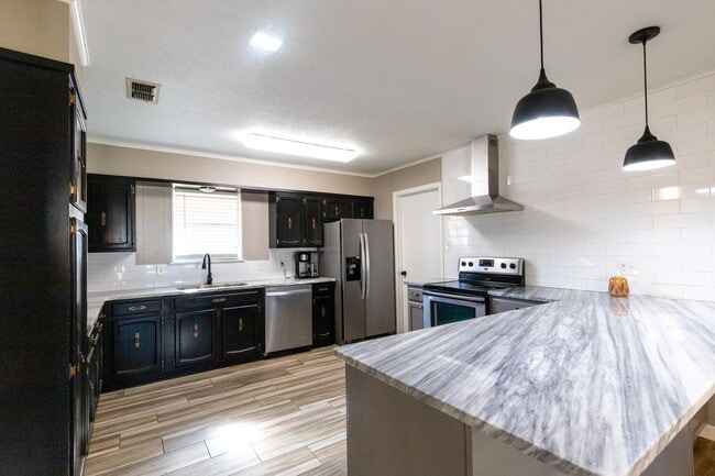 Building Photo - Remodeled 3 bedroom/ 2 bathroom