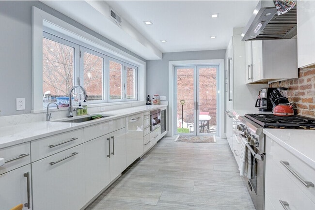 Building Photo - 1745 11th St NW