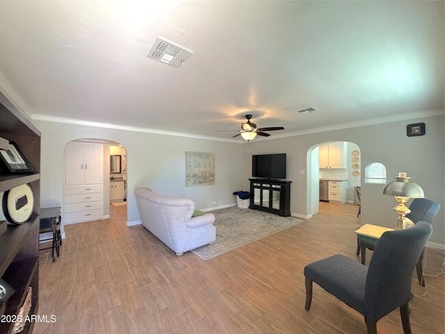 Photo - 6 N Fraser Dr E