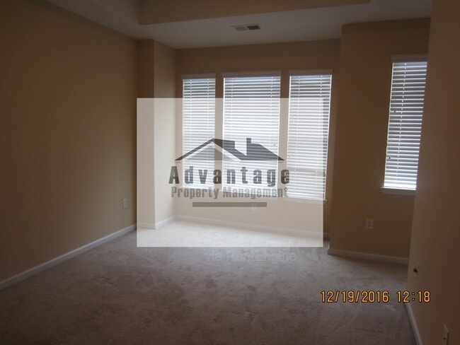 Photo - 1069 Park Row N