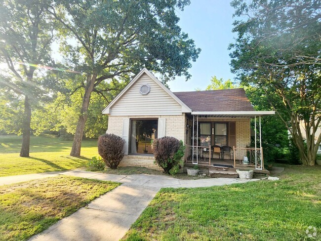 Building Photo - 404 Oaklawn St Rental