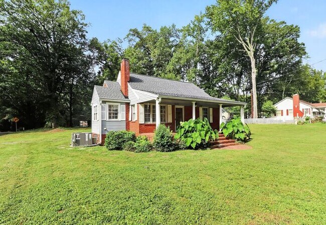 Photo - Well Maintained 2BD/1BA Brick Home in Charlotte, NC!