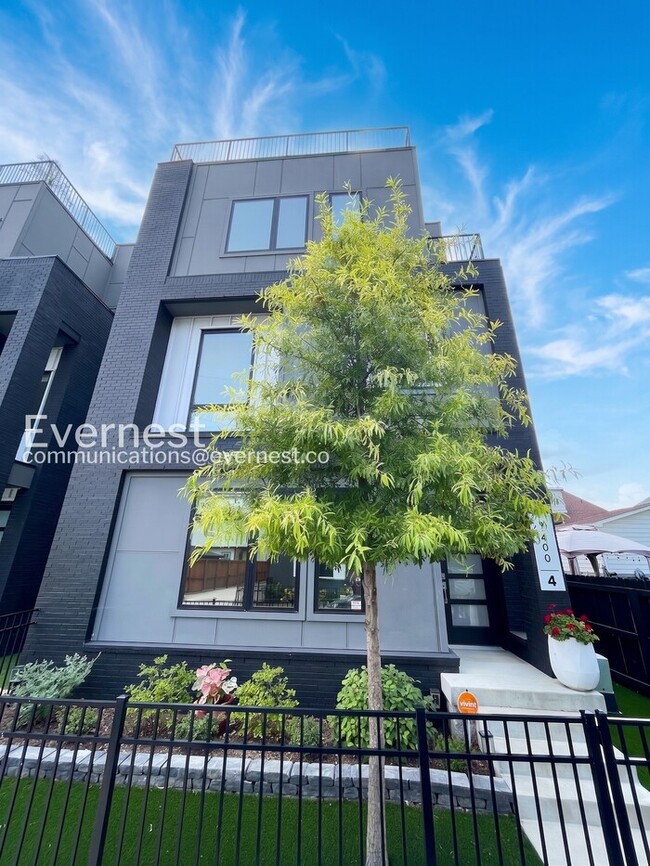 Building Photo - 3 Bed/3.5 Bath Home with Garage / Available Now!