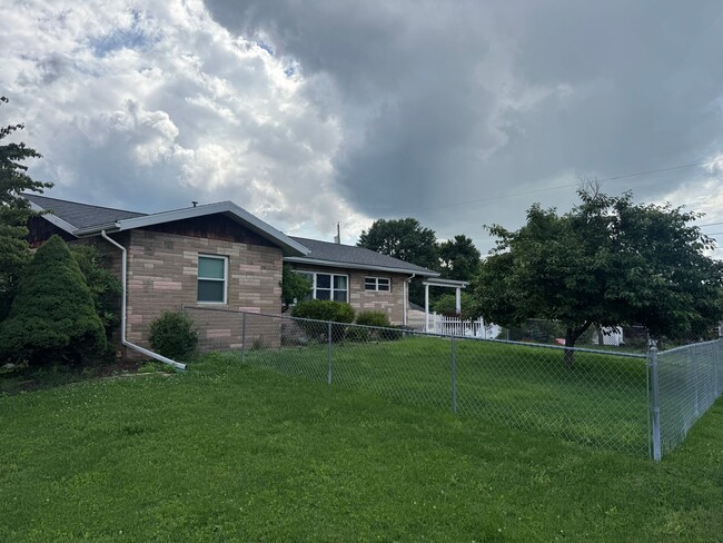 Building Photo - ROOM TO ROAM! SPACIOUS VIENNA RANCH-STYLE ... Rental