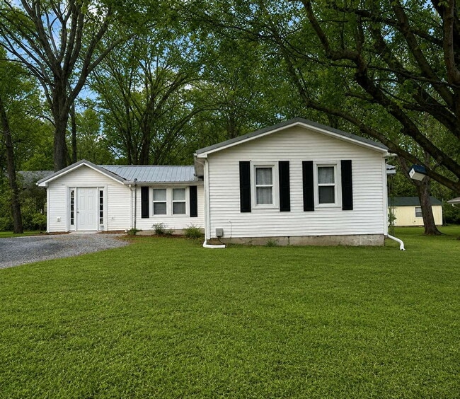 Building Photo - 3 Bedroom, 1 Bath House for Rent – Cozy & Convenient!