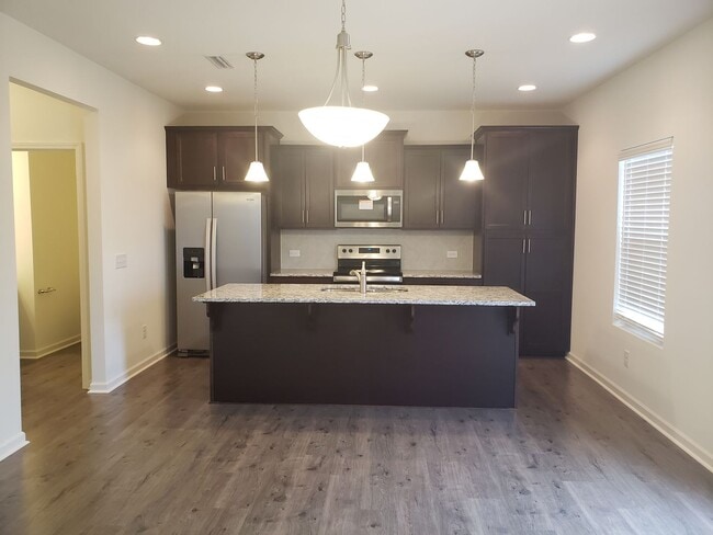 Building Photo - Gorgeous 4 Bed, 2.5 Bath with 2 Car Garage