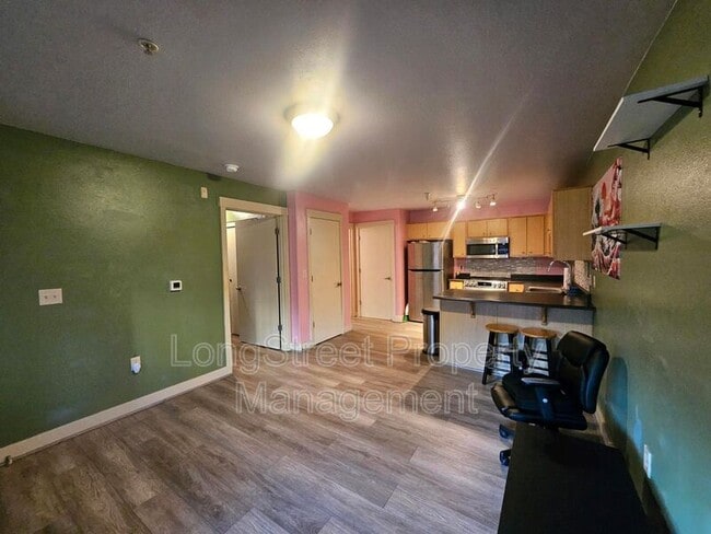 Photo - 9837 NE Irving St