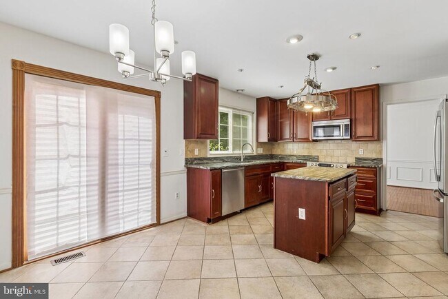 820 Chatsworth Dr