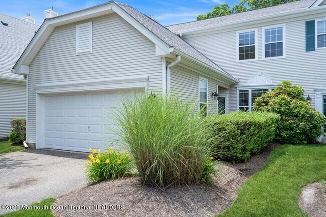 Photo - 2425 Robin Way