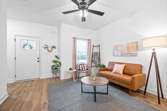 Photo - 914 Power St