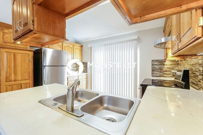 Photo - 15520 Apache St