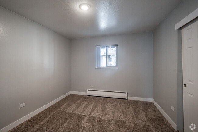 2 BR, 1 BA - 875 SF