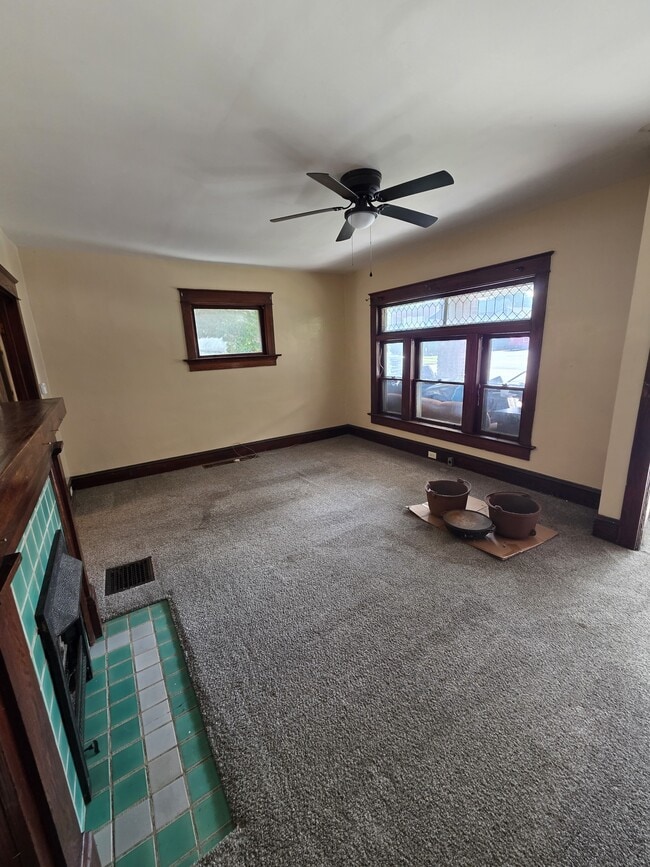 1424 W 8th St