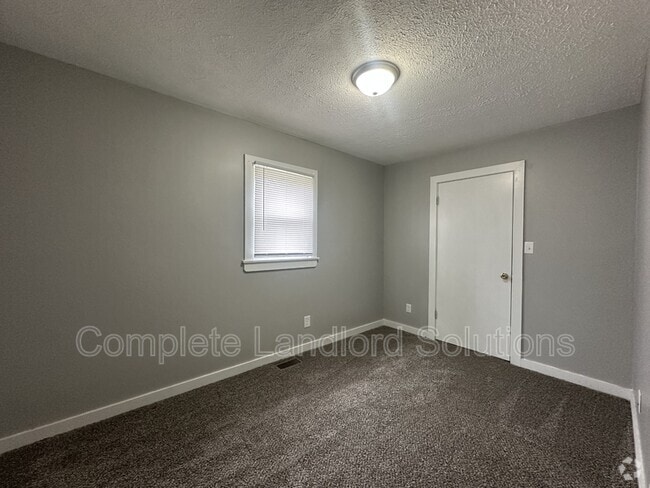 Building Photo - 1358 Chestnut St Rental