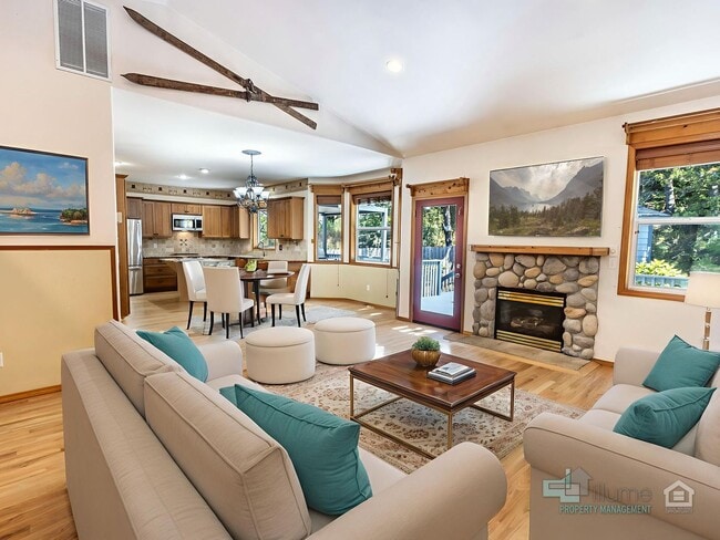 Building Photo - Spacious and Private 4 bedroom 2 bathroom ... Rental