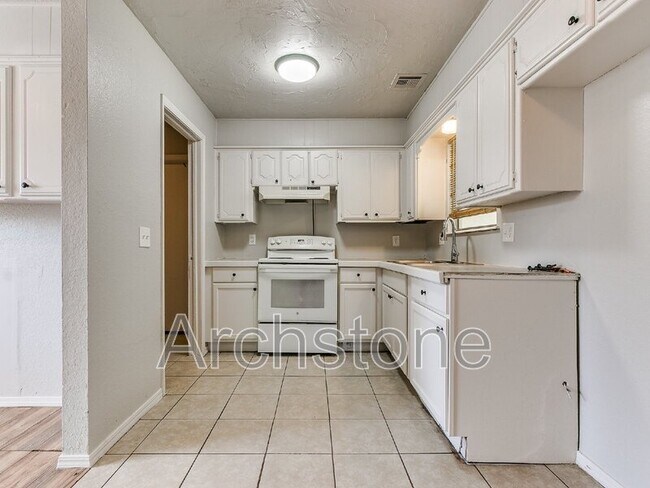 Photo - 8814 NE 13th St