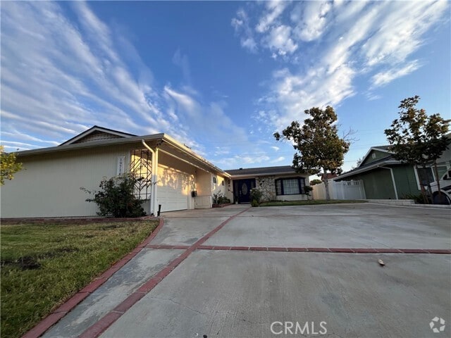Building Photo - 19714 Steinway St Rental
