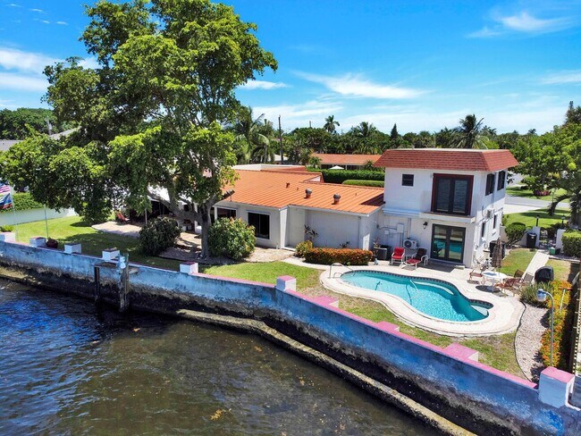 Photo - 1901 N Riverside Dr