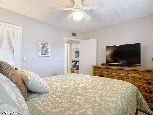 Building Photo - 150 Turtle Lake Ct Unit 309