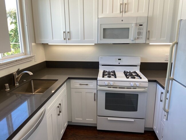 Building Photo - Newly Remodeled 2 Bedroom, 1 Bathroom in Kensington! Washer/Dryer in Unit 4473