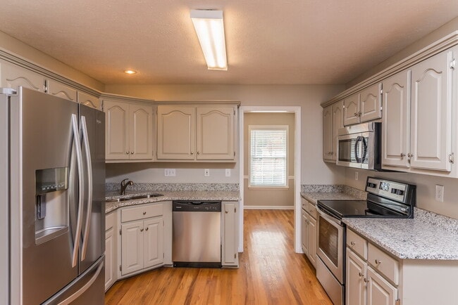 Photo - 107 Walton Trce S