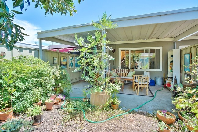 Building Photo - Sutter Gardens