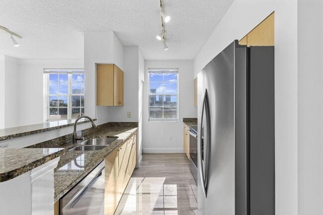 Building Photo - 616 Clearwater Park Rd