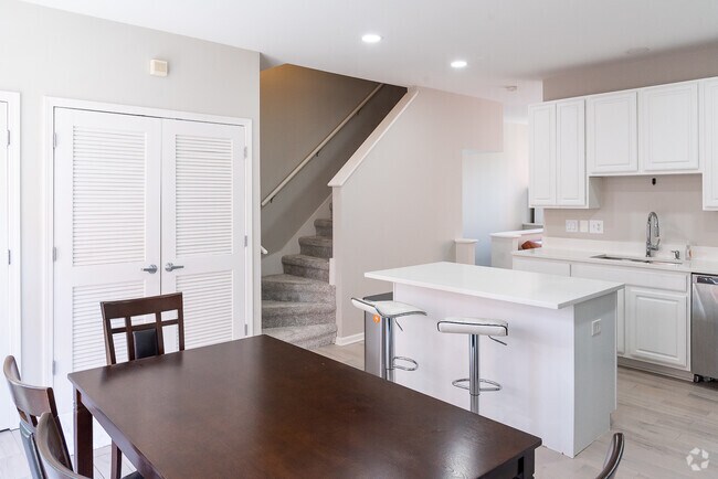 Building Photo - 706 W Evergreen Ave Rental