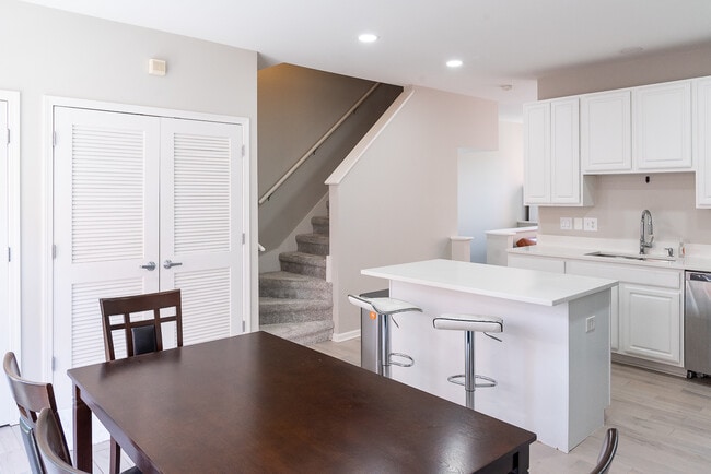 Photo - 706 W Evergreen Ave Condo