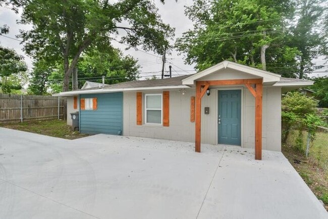 Building Photo - 1/1 Retreat! Very Spacious Open Floor Plan! Rental