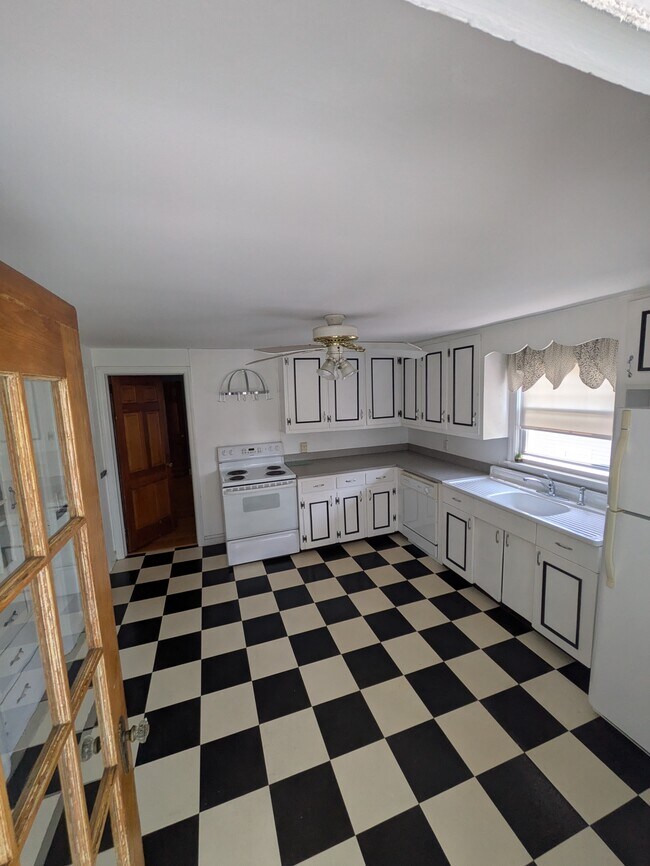 Kitchen - 33 Englewood Ave Unit 2