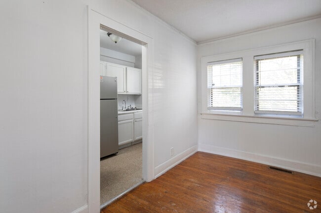 2 beds, 1 bath, 725 sq ft