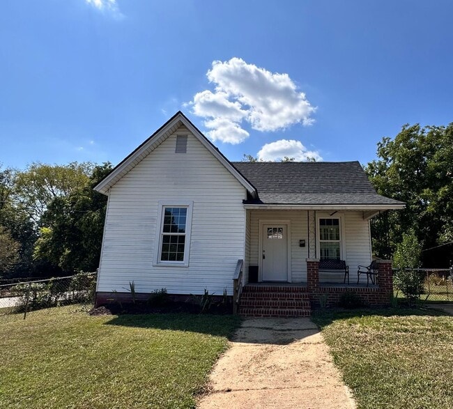 Building Photo - Exclusively Offered By Muse Realty Rentals...