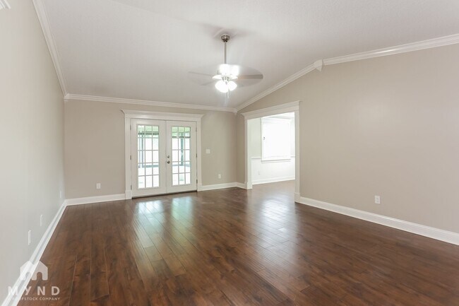 Photo - 633 Radnor Ln