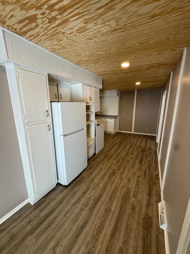 Photo - 622 E Locust St Apartment