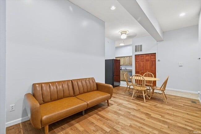 Photo - 2 bed, 2 bath Downtown Bloomington