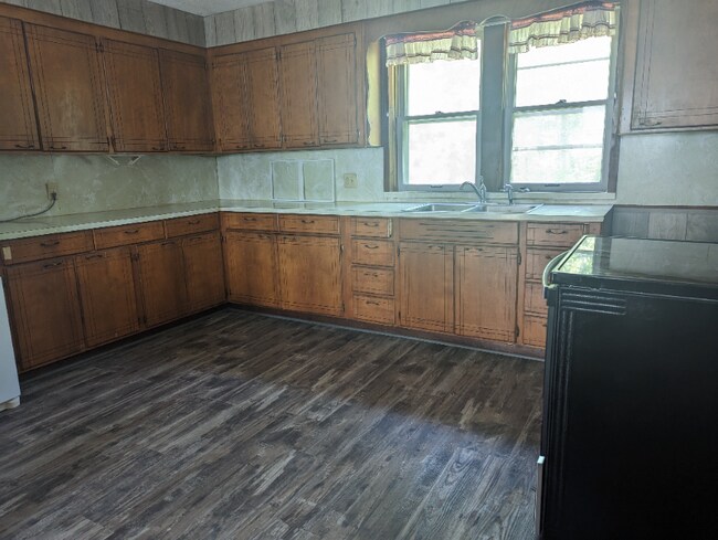 Building Photo - 310 River Ave E Rental