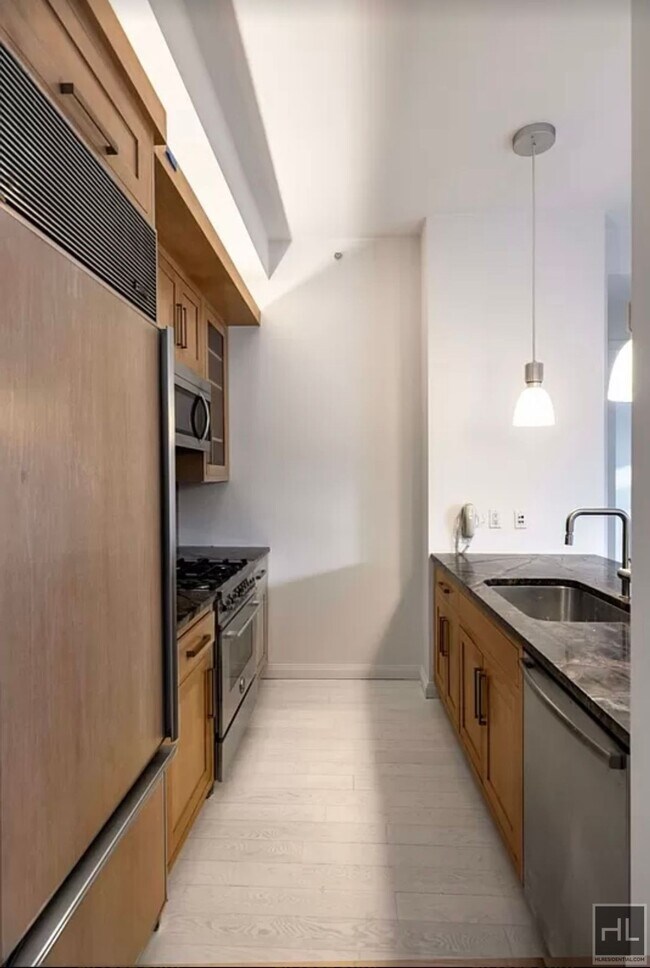 Photo - Wow! Entertainers Dream! Spacious 1 bedroo... Unidad 2E