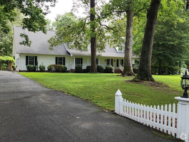 Building Photo - Incredible Spacious Home in Five Lakes!