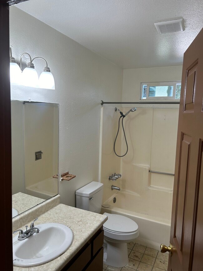 Photo - 2107 Elizabeth St Unidad 2