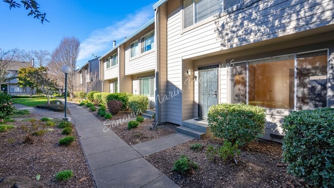 Photo - Lovely 3 Bedroom Townhouse ~ Water Included