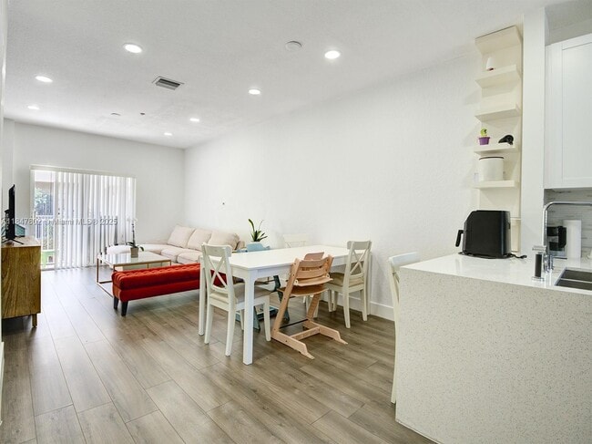 Photo - 5630 NW 114th Path Unidad 210