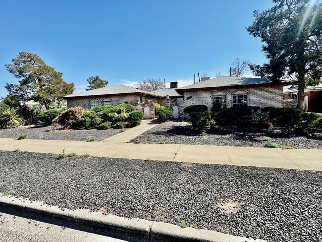 Building Photo - 8636 Mettler Dr Unit B