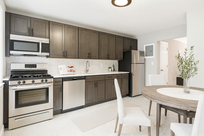 Building Photo - Village Green Living Rental