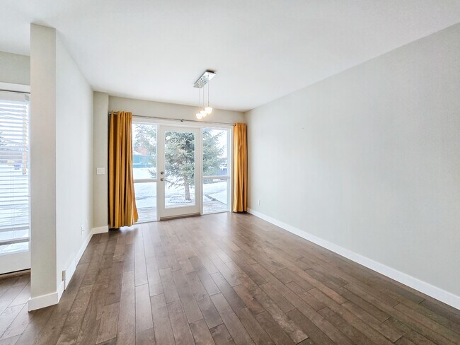 Photo - 61-30 30 Ave SW