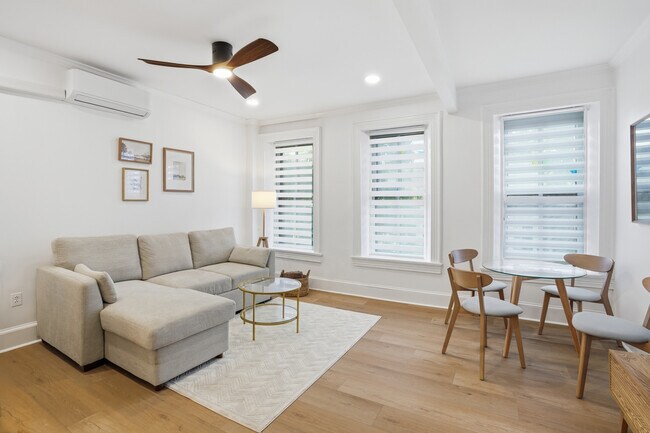 313 C St SE Unidad Luxury 1-bed furnished
