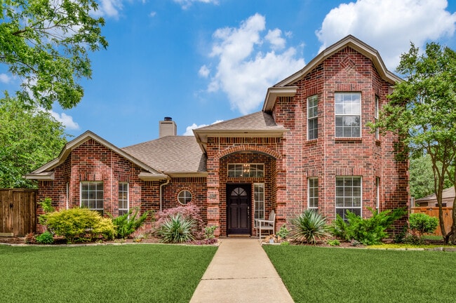 Photo - 825 Clearlake Dr House