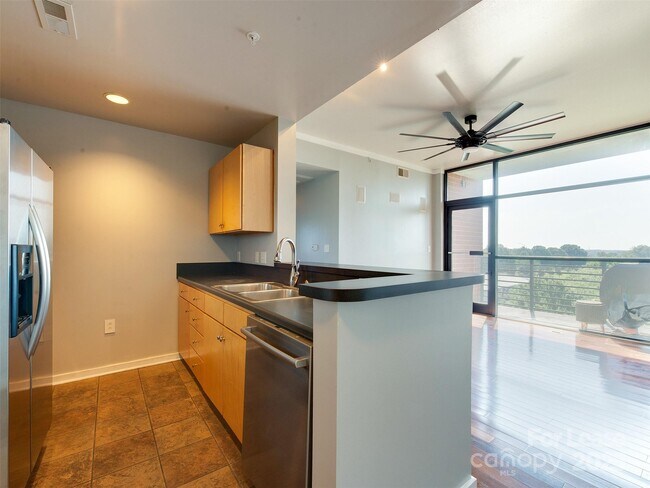 Photo - 715 N Church St Unidad 608