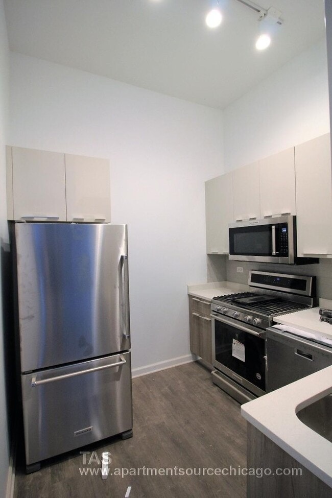 Building Photo - Loft-style condo-quality 2 Bed/2 ba IN Unit 202